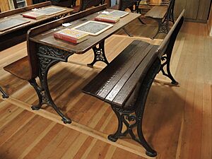 Archivo:SchoolDeskBenchWebsterNewYork
