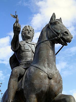 Archivo:Statue of Alexander the Great riding Bucephalus and carrying a winged statue of Nike (square of Alexander the Great) in Pella city (6914833428)