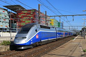 Archivo:TGV2N2 3UH n°808 à Perpignan par Cramos