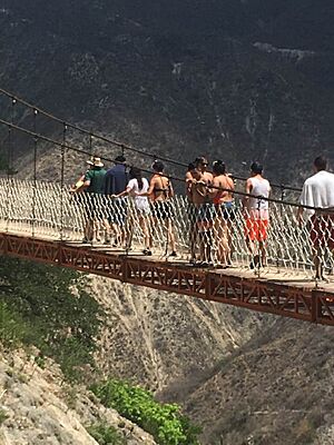 Archivo:Thermal pools hidalgo Mexico bridge 2019 (18)