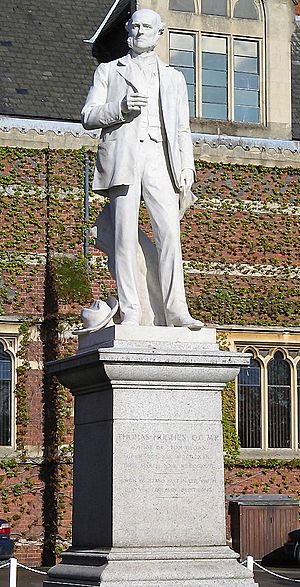 Archivo:Thomas Hughes statue