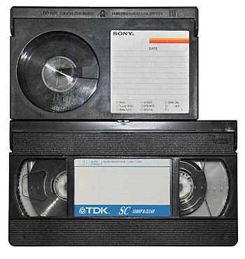 Archivo:VHS vs Betamax size