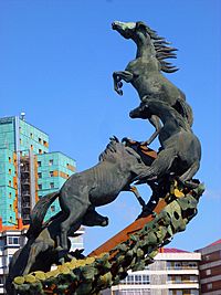 Archivo:Vigo - Rotonda de la Plaza de España, Monumento a los Caballos 5