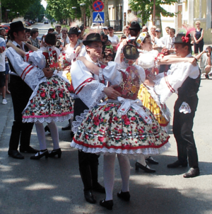 Archivo:Voivodina Hungarians national costume and dance 2