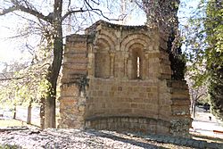 Archivo:11 Madrid El Retiro ruinas ermita romanica lou