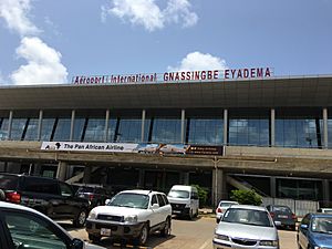 Archivo:Aéroport de Lomé - vue du parking 1