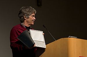 Archivo:Alan Kay and the prototype of Dynabook, pt. 5 (3010032738)