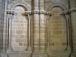 Archivo:Arcos y capiteles de la Sala de la Reina Petronila (Palacio Real de Huesca)