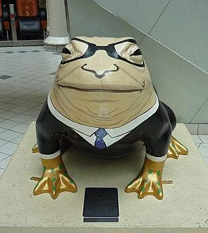 Archivo:Art installation Larkin with Toads 28