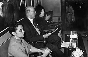 Archivo:Aurora de Albornoz, Vicente Aleixandre y Angelina Gatell en la tertulia Plaza Mayor