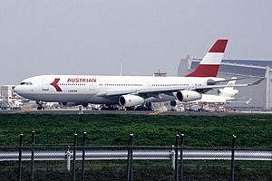 Archivo:Austrian Airlines Airbus A340-212 (OE-LAH-081) (24482501319)