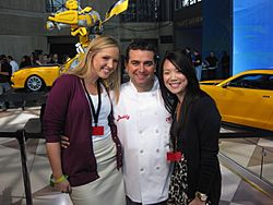 Archivo:Buddy Valastro at the 2011 New York International Auto Show with GM members
