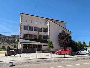 Archivo:Casa consistorial de Cabrillanes