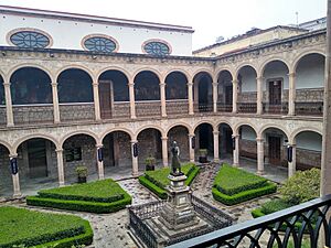 Archivo:Colegio Primitivo y Nacional de San Nicolás de Hidalgo 04