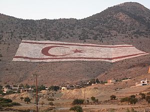 Archivo:Cyprus north - Turkish flag on mountain