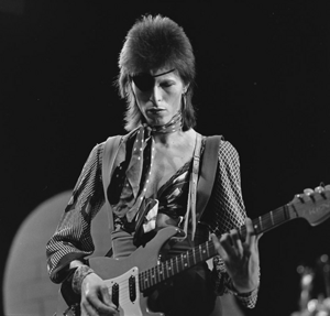 Archivo:David Bowie - TopPop 1974 10