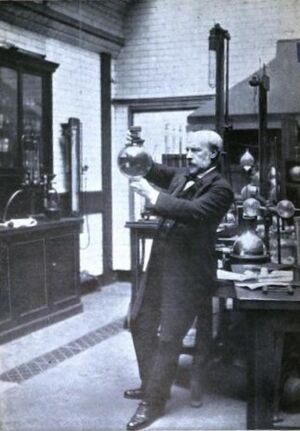 Archivo:Dewar James flask