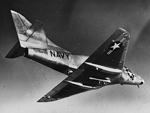 Archivo:Douglas A4D-1 Skyhawk in flight, circa in late 1954 (80-G-658808)
