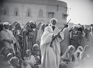 Archivo:ETH-BIB-Auf dem Marktplatz von Marrakech begeistert der alte Marokkaner die Jugend für die grossen kriegerischen Taten ihrer Vorfahren-Tschadseeflug 1930-31-LBS MH02-08-0318