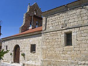 Archivo:Entrada a la iglesia de torre de esgueva