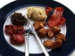 Archivo:Flickr - cyclonebill - Semi-dried tomater, oliventapenade, hummus, grillet peberfrugt og laks