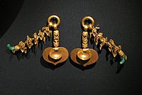 Archivo:Gold Earrings of King Muryeong 무령왕 금귀걸이 01