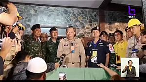 Archivo:Governor Narongsak announcing reaching boys in Tham Luang cave