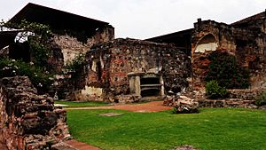Archivo:Guatemala - Antigua, Casa Santo Domingo - panoramio (6)