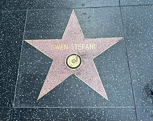 Archivo:GwenStefaniWalkofFameStar