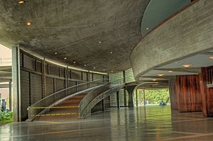Archivo:HDR de Pasillos del Aula Magna de la Universidad Central de Venezuela