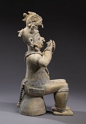 Archivo:Jama-Coaque - Figure Seated on a Bench with Hands Held to Mouth - Walters 482862 - Right Side