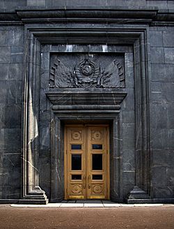 Archivo:KGB entrance