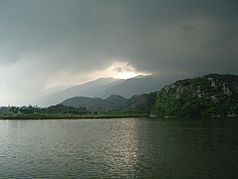 Archivo:Lake in Zhaoqing