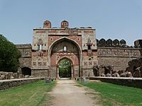 Archivo:Lal Darwaza or Sher Shah Gate, with ruins along approach