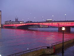 Archivo:London Bridge Illuminated