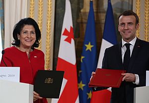 Archivo:Macron and Zourabichvili with the joint declaration of establishing the Amilakhvari dialogue
