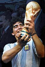 Archivo:Maradona-Mundial 86 con la copa
