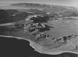 Archivo:Mono Craters airphoto by Von Huene 032079