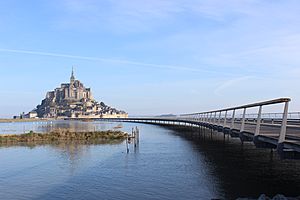 Archivo:Mont St Michel + Jetée par Marée haute