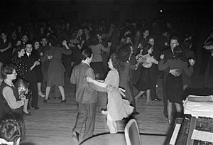 Archivo:New Style Dancing Arrives- the Introduction of the Jive Into British Dance Halls, 1945 D23830
