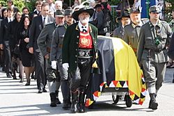 Archivo:Otto of Austria funeral Poecking4-cropped1