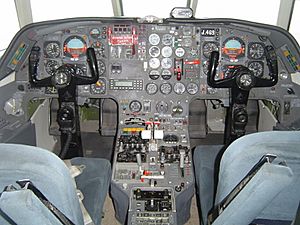 Archivo:PAF 24 Blinders Squadron Dassault Falcon DA-20 cockpit1