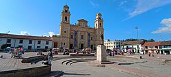 Plaza y basílica de Nuestra Señora del Rosario de Chiquinquirá.jpg