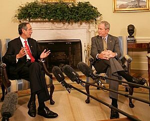 Archivo:President George W. Bush listens to remarks by President Alvaro Colom Monday, April 28, 2008