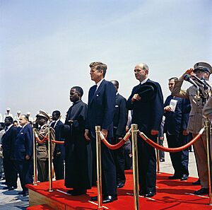 Archivo:President John F. Kennedy Attends Arrival Ceremonies for Fulbert Youlou, President of the Republic of Congo (Brazzaville)