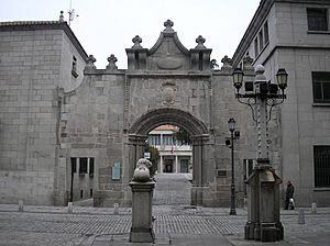 Puerta del palacio del rey niño.jpg