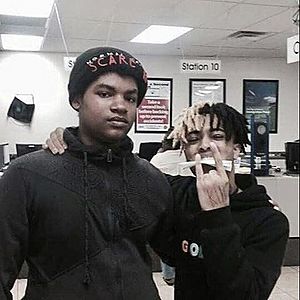 Archivo:Selfie with XXXTentacion (40268597064)