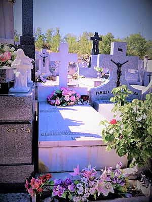 Archivo:Sepultura del poeta Rafael de León - Cementerio de La Almudena de Madrid