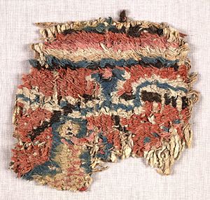 Archivo:Textile fragment from Loulan Xinjiang China
