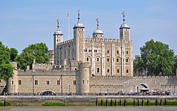 Archivo:Tower of London viewed from the River Thames